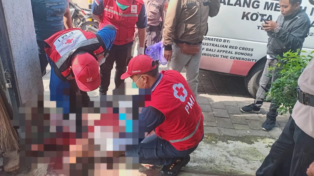 TAK TERTOLONG: Si Ketut Raka tewas di pinggir Jalan Ken Umang Banjar Dakdakan, Peguyangan, Denpasar Utara, Senin (3/2). (Foto Warga untuk Jawa Pos Radar Bali)