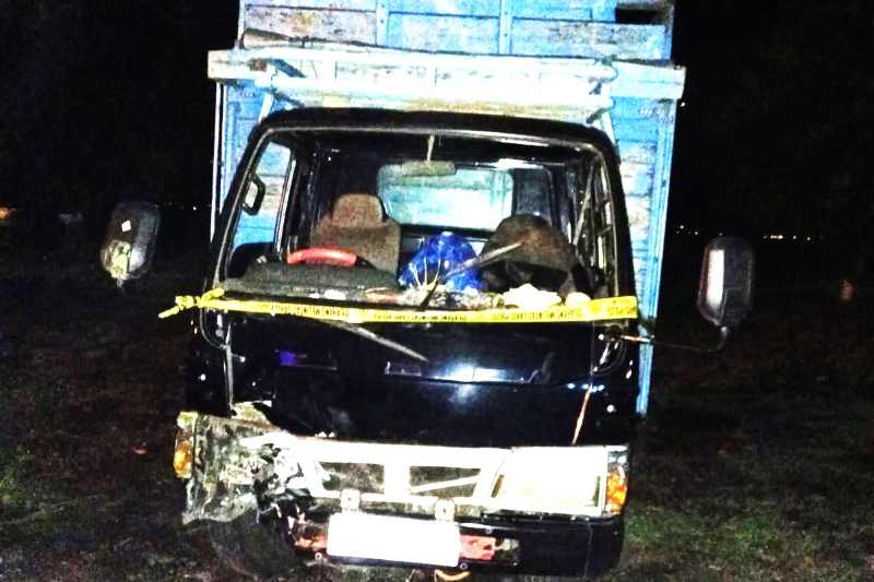 DIPASANGI GARIS POLISI : Truk Isuzu ini dipasangi garis polisi setelah menabrak motor. (Foto: Satlantas Polres Klungkung)
