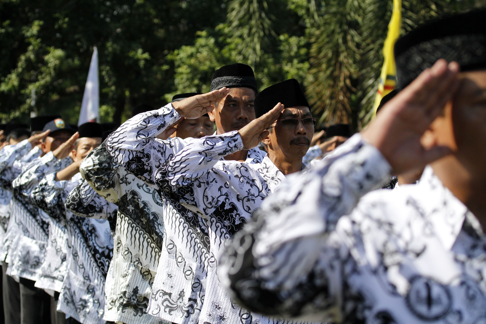 WAJAH CERIA PARA GURU: Ratusan guru menunjukkan keceriaannya usai mengikuti upacara di Simpang Tujuh Kudus dalam HUT PGRI 69.