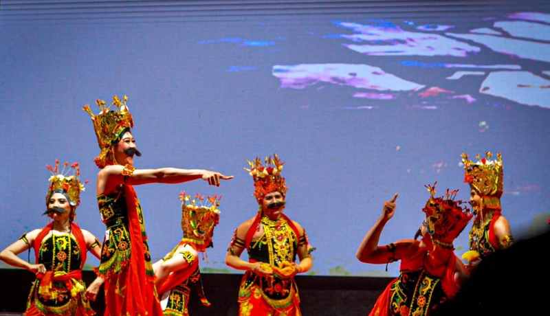 MEMUKAU PENONTON: Pertunjukan tarian Gandrung Marsan di Panggung Nusantara, Festival Imlek 2025, Lapangan Puputan. (Foto Kholik Mawardi untuk Radar Bali)