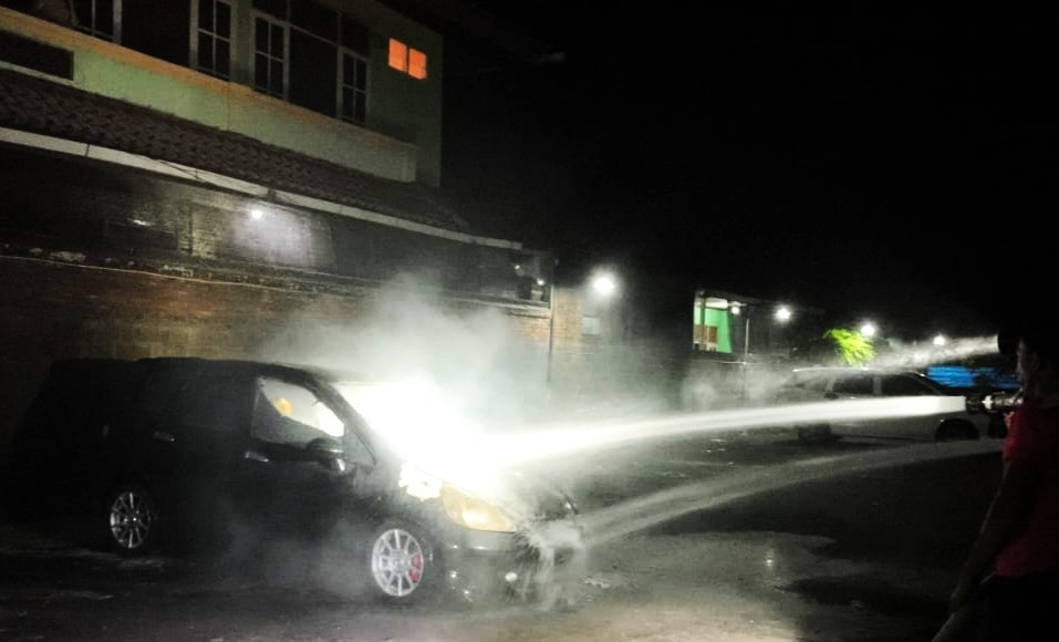 PADAMKAN API : Mobil yang terbakar di parkir salah satu rumah sakit swasta. (foto:Satpol PP Jembrana)