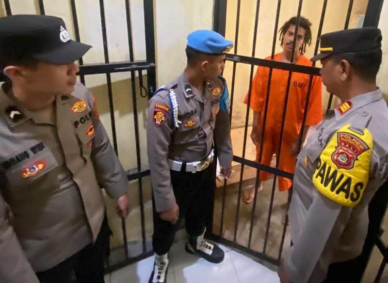 DIKERANGKENG: Warga Prancis, Amaury Mi Poudou  dibui gara-gara curi motor di Nusa penida. (Foto: Humas Polres Klungkung)