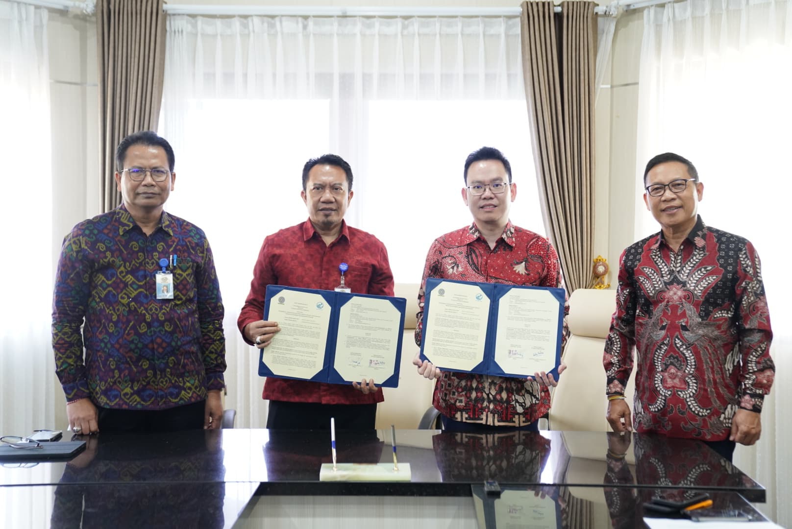 UNTUK MASA DEPAN : Universitas Udayana bersama PT Siam Flotilla Persada menandatangani nota kesepahaman untuk kolaborasi menyelamatkan pesisir di Rektorat Universitas Udayana, Jimbaran, Selasa (4/2).