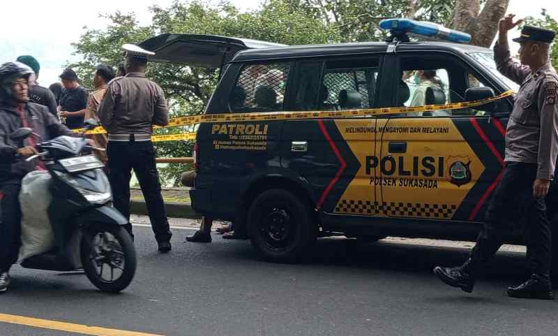 PASANG GARIS POLISI: Aparat kepolisian di Polres Buleleng mengecek identitas jenazah Mr. X di Desa Pancasari.(Polres Buleleng)