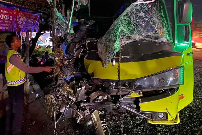 REMUK DEPAN : Mini bus yang terlibat kecelakaan lalu lintas. (foto: satlantas polres jembrana)