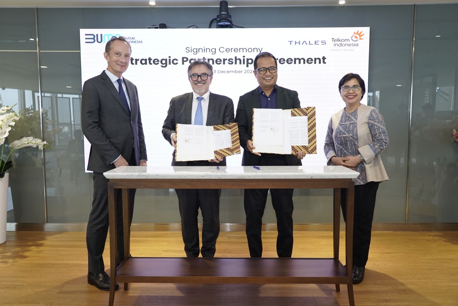 MITRA: VP Asia Region &ndash; Thales Nicolas Bouverot (Paling Kiri), SVP Asia and Latin America Thales Guy Bonassi (Kedua dari Kiri), Direktur Strategic Portfolio Telkom Budi Setyawan Wijaya (2 dari Kanan)