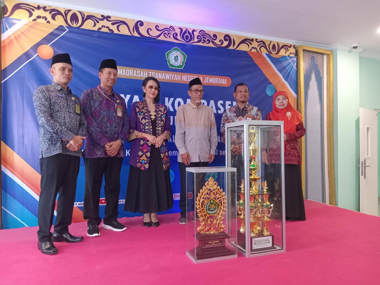 SERAHKAN TROFI KOMPASENA: Kakanwil Kemenag Provinsi Bali Komang Sri Marheni (tiga dari kiri) didampingi Kepala MTsN 3 Jembrana Wifqi Rahmi (kiri) (5/3/2025). (Matlani/Radar Bali)