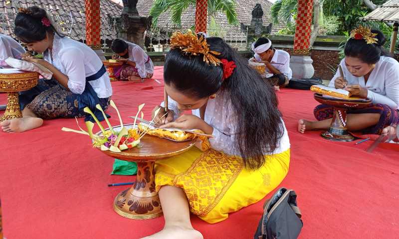 PELESTARIAN DENGAN LOMBA: Suasana lomba dalam rangka Bulan Bahasa Bali VII di Buleleng. (francelino junior/radar bali)