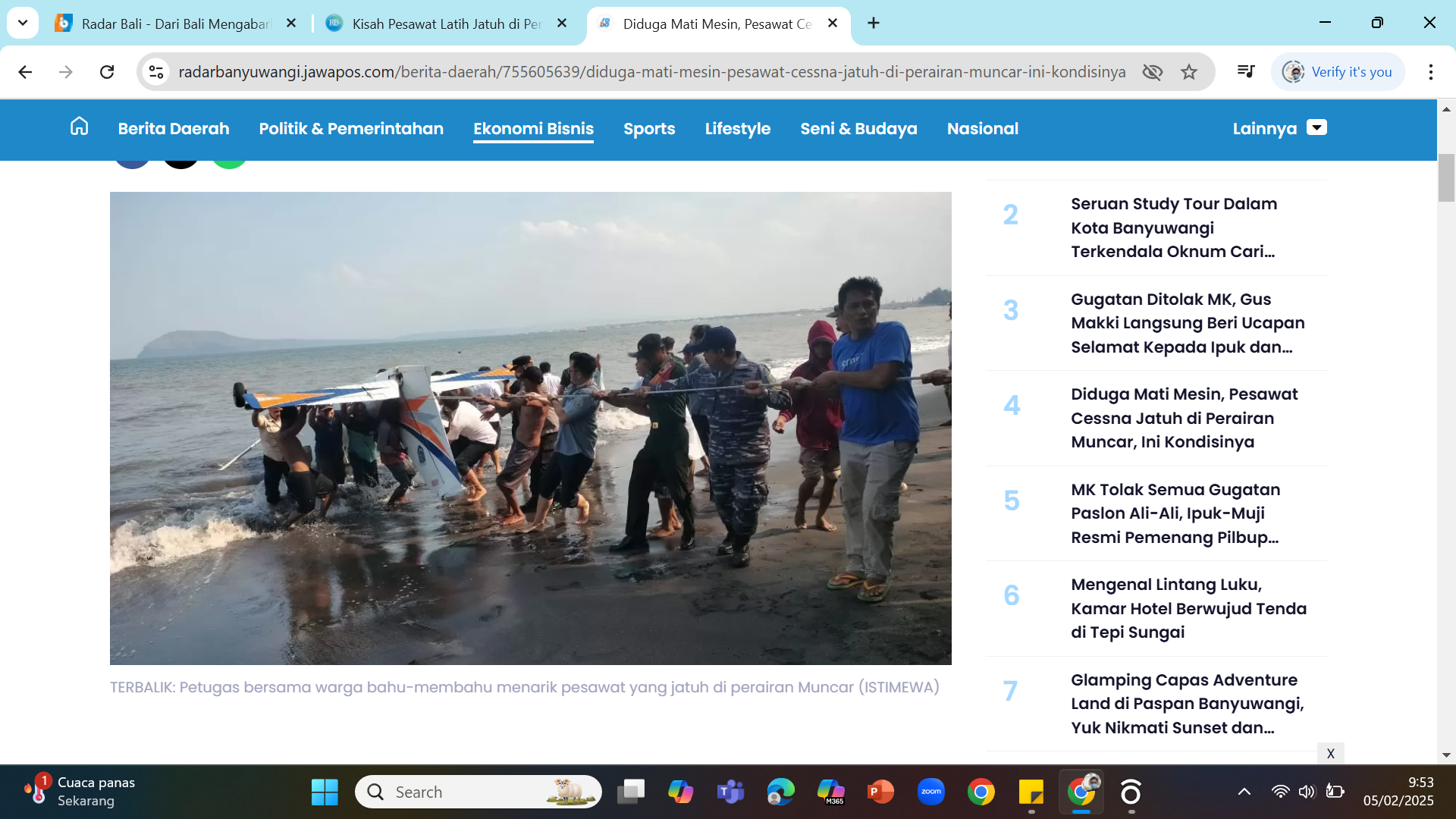 EVAKUASI - Warga menarik pesawat PK-BYK milik Akademi Penerbangan Indonesia Banyuwangi yang jatuh di Pantai Gumuk Kantong, Muncar, Banyuwangi, Selasa (4/2).