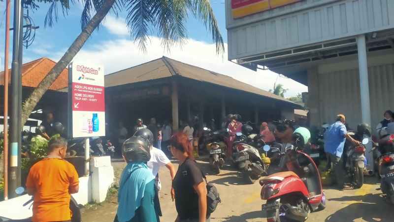 BERJAM-JAM : Warga antre beli gas LPG 3 kilogram di daerah Sanggulan, Desa Banjar Anyar, Kediri Tabanan.(juliadi)