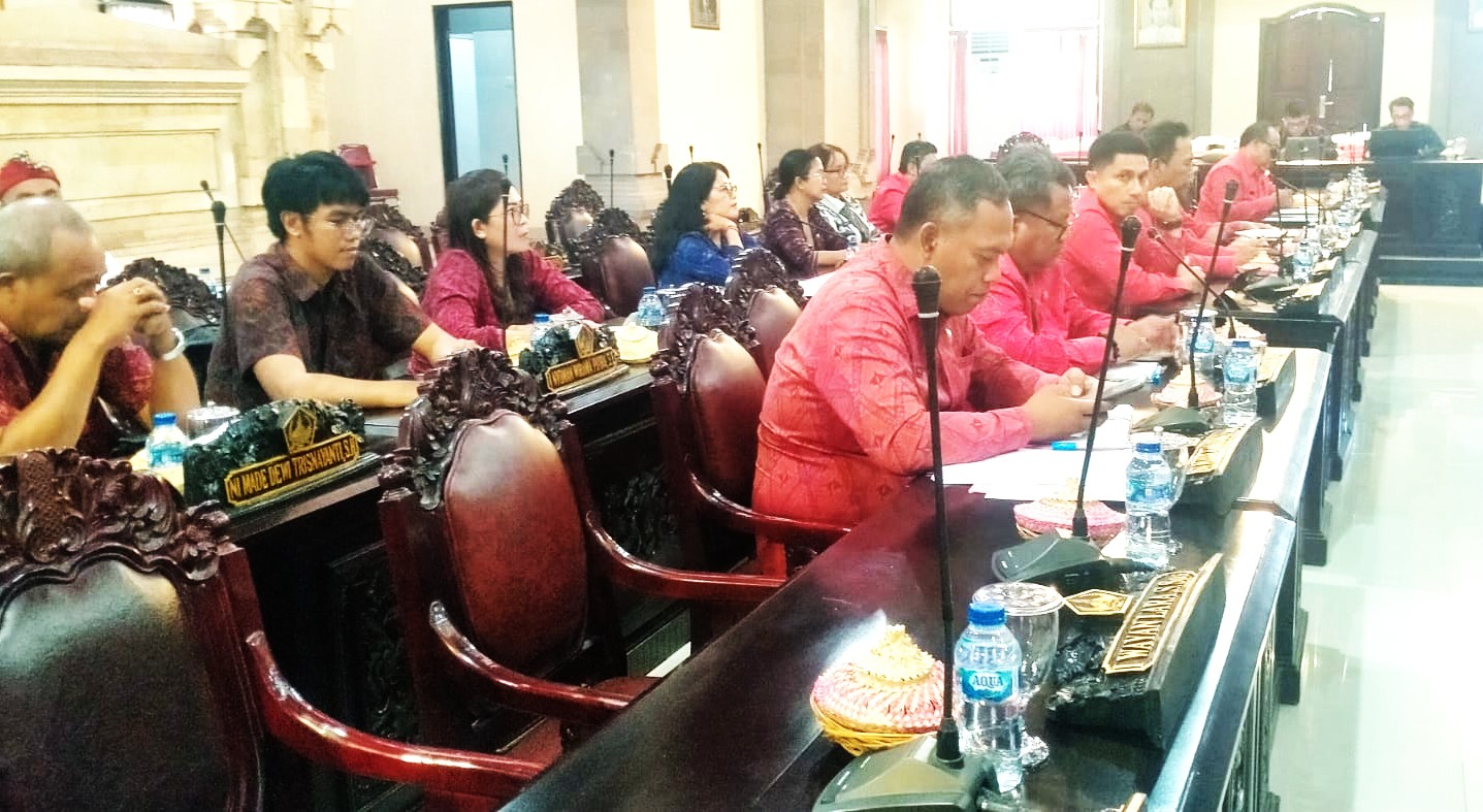 SEMPROT STAF : Suasana rapat Komisi III DPRD Tabanan dengan OPD penghasil Pemkab Tabanan. (juliadi/radar bali)