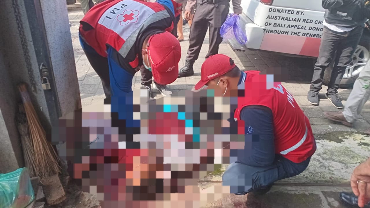 MOTIF ASMARA: Si Ketut Raka, 61, tewas bersimbah darah di di pinggir Jalan Ken Umang Banjar Dakdakan, Kelurahan Peguyangan, Kecamatan Denpasar Utara, Senin (3/2).