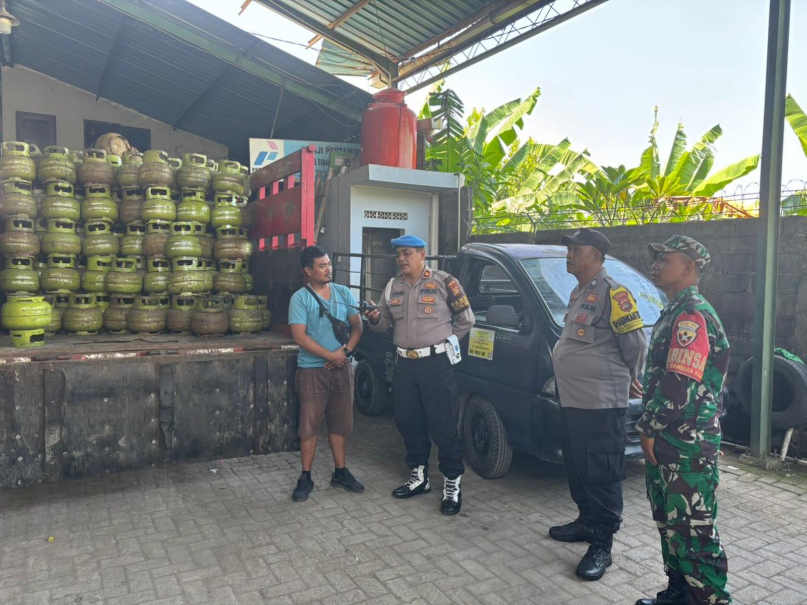 LANGKA: Polsek Denpasar Barat melakukan pengawasan langsung ke pangkalan gas elpiji 3kg memastikan distribusi