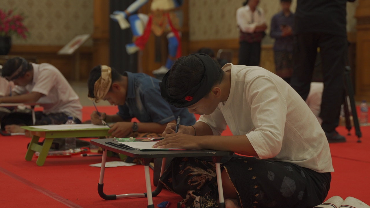 KONSENTRASI: Para peserta lomba Baligrafi di lobi Balai Budaya Giri Nata Manadala Puspem Badung, Kamis (6/2/2025).