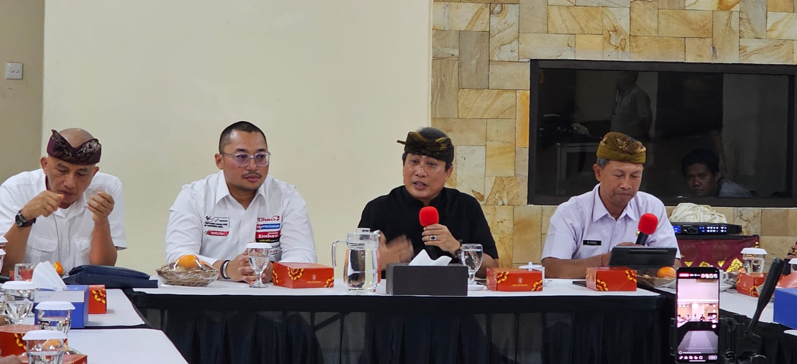 CARI SOLUSI: Anggota Komisi VI DPR RI IGN Kesuma Kelakan (dua dari kanan) di Kantor Pertamina Cabang Denpasar bersama Kadisnaker dan ESDM serta Hiswana Migas, Kamis (6/2). (Novi Febriani/Radar Bali)
