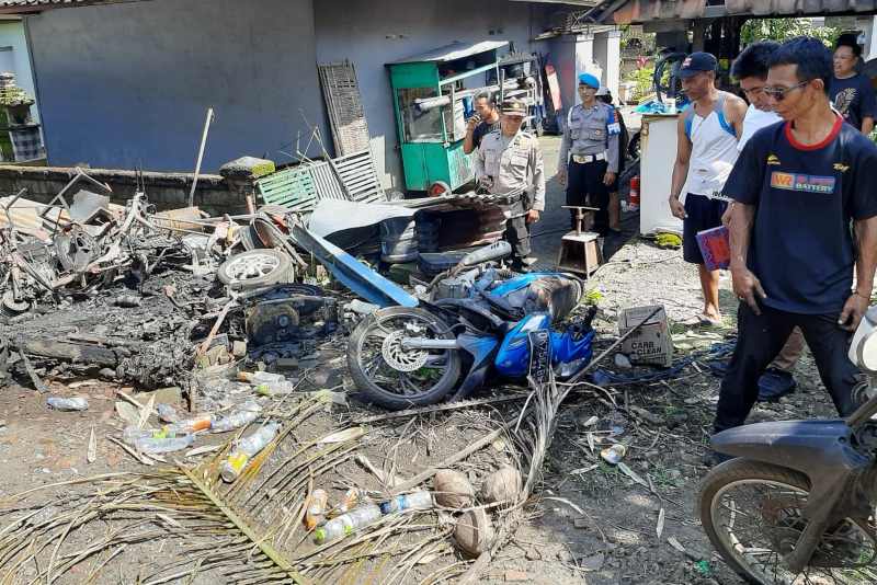 SISAKAN PUING DAN ARANG : Kondisi usai kebakaran di bengkel motor di Batubulan, Gianyar. (istimewa)