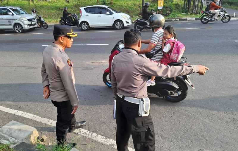 REKONSTRUKSI KEJADIAN : Aparat Polsek Kediri bersama Satlantas Polres Tabanan melakukan olah TKP di lapangan di Jalan Ahmad Yani Jurusan Denpasar-Gilimanuk. (juliadi/radar bali)