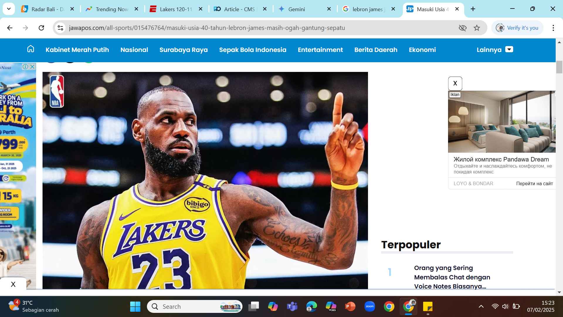 TERTUA DI NBA - LeBron James merupakan pemain tertua di NBA yang mencetak 30 poin dan 15 rebound dalam satu pertandingan. Dia memecahkan rekor yang dibuatnya sendiri di pertandingan melawan Warriors.