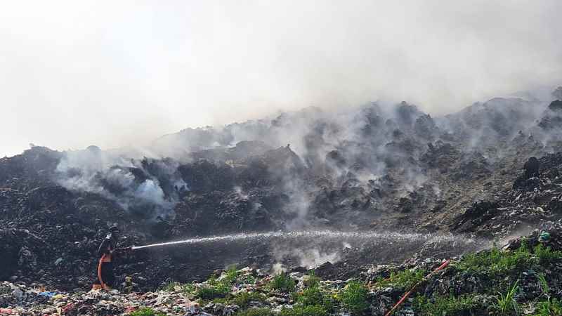 RUMIT : TPA Sente, Dessa Pikat, Klungkung,saat terbakar beberapa waktu lalu.(dok.radar bali)