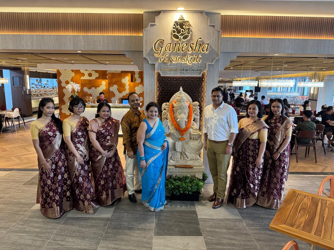 Founder - owner dan President Director Ganesha Ek Sanskriti Shilpa Dave (5 dari kiri) bersama staf di Discovery Mall Kuta (8/2/2025).