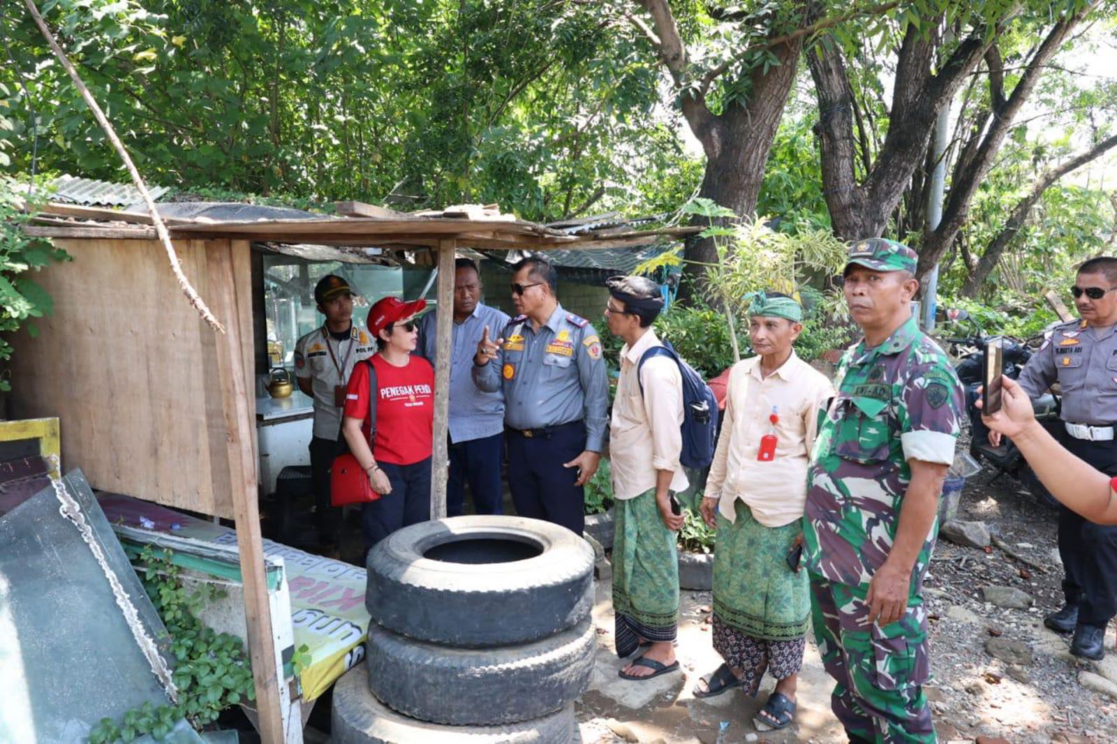 SUMBU KEMACETAN: Aparat gabungan sdedang melakukan pengecekan titik kemacetan terparah kawasan Patung Titi Banda, Jalan Bypass Ngurah Rai, Denpasar