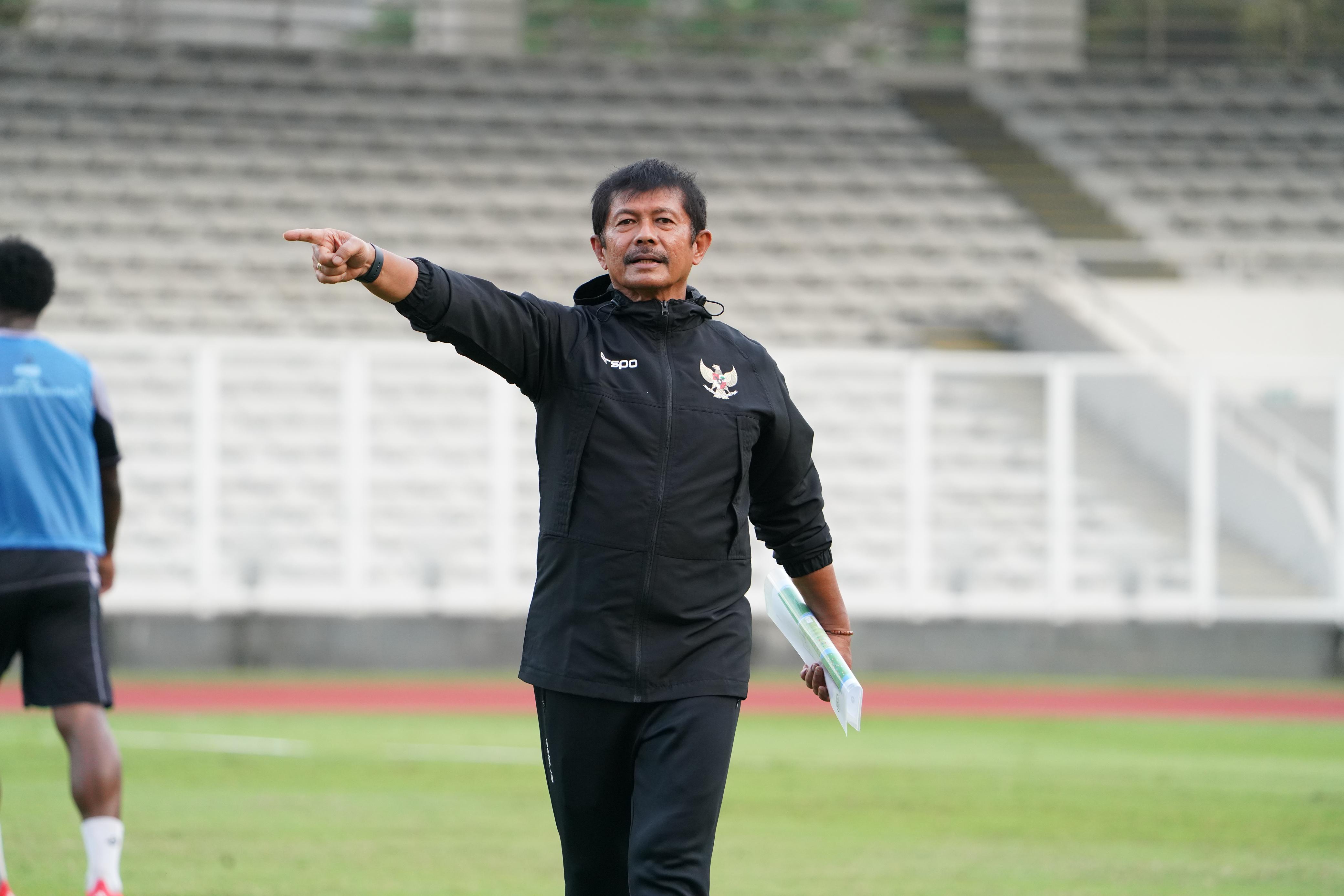 OPTIMISTIS - Indra Sjafri saat memimpin latihan Timnas U-20