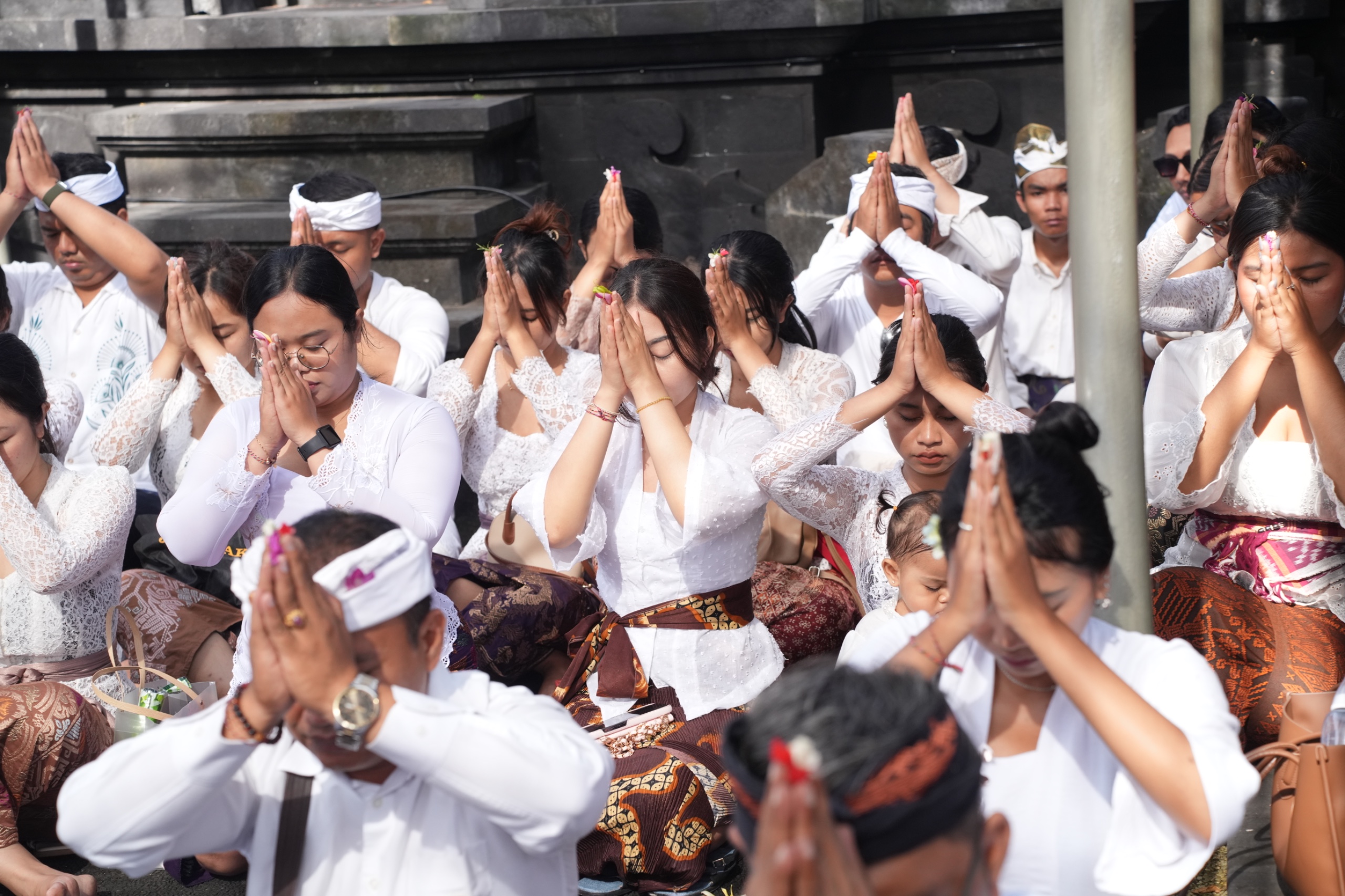 KHUSYUK: Suasana upacara Guru Piduka di kompleks Atlas Super Club Canggu, Kuta Utara, Badung Bali