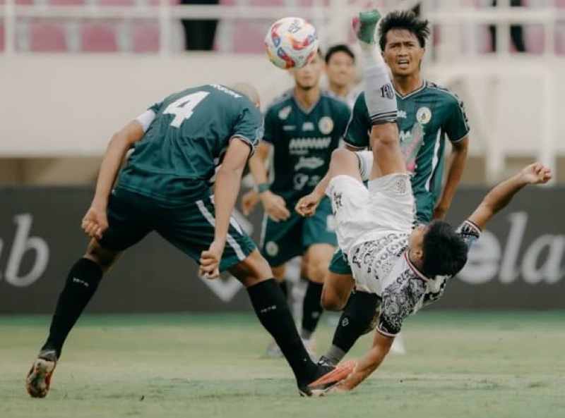 GOL BERKELAS : Tendangan salto Rahmat Arjuna  di menit ke-32, saat membobol gawang PSS Slemen di Stadion Manahan, Solo. (foto: media bali united)