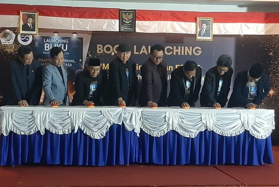 MENANDAI:Para pihak yang terlibat dalam penerbitan buku H. Rully  Soripada saat menekan tombol tanda peluncuran buku Memimpin dengan Efektif: Praktik Sederhana Hasil Luar Biasa di Aula ITB STIKOM Bali