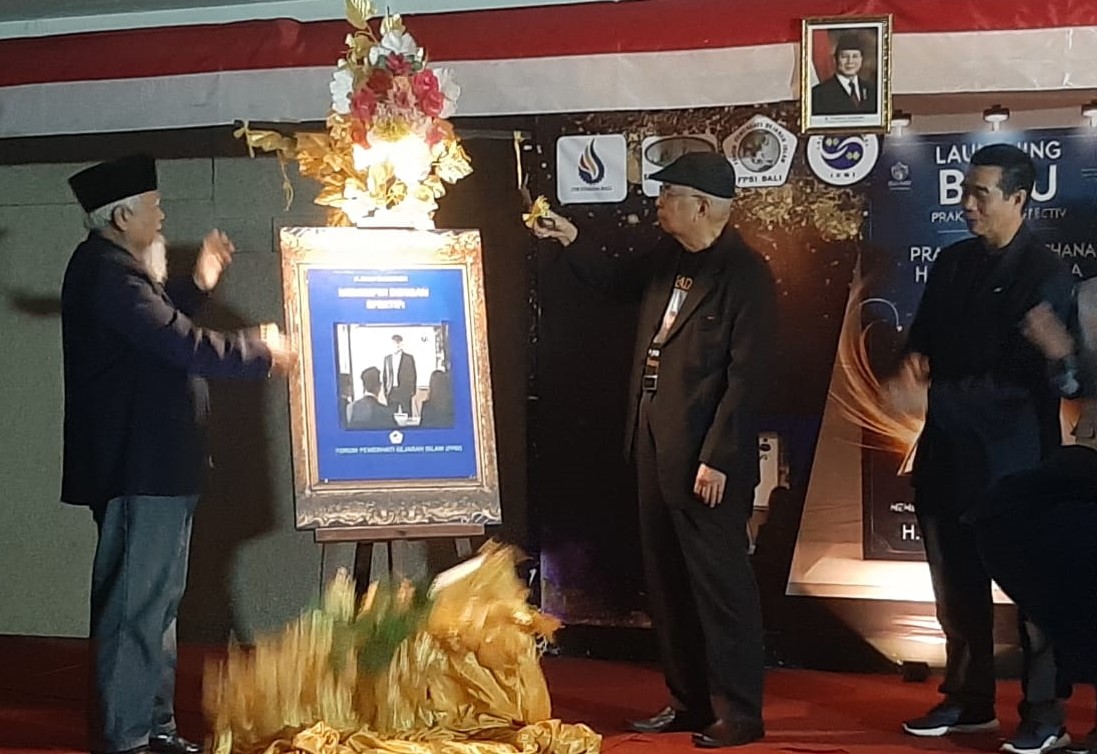 KEPEMIMPINAN: H. Rully D Soripada (dua dari kanan) saat membuka tabir cover buku Memimpin dengan Efektif: Praktik Sederhana Hasil Luar Biasa di ITB Stikom Bali, Ahad 9 Februari 2025.