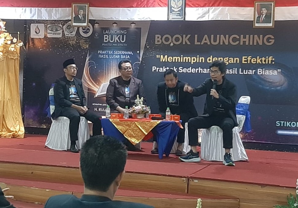 BEDAH BUKU: Rezi A. Soripada Harahap, SE, M.Si., putra H. Rully Soripada  bersama panelis lainnya mengurai bab akhir dari buku 192 halaman.