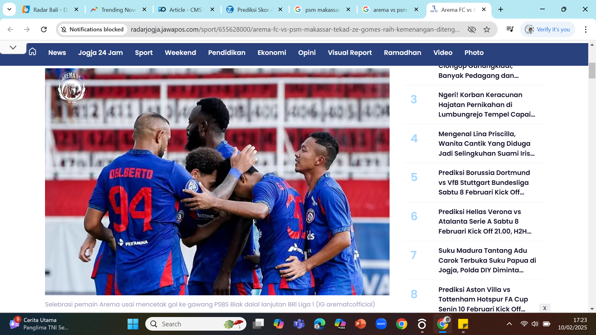 BERJIBAKU DI KANDANG - Pemain Arema FC terpaksa menjamu PSM Makassar di Blitar karena Polda Jatim tidak mengizinkan penggunaan Kanjuruhan.