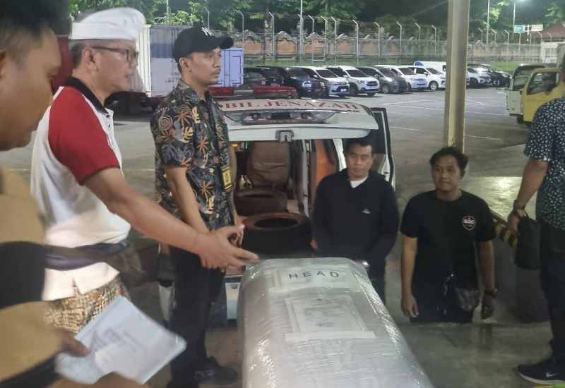 DIPULANGKAN KE JEMBRANA: Penyerahan jenazah pekerja migran yang meninggal di Jepang . (foto:  Agus Arimbawa untuk Radar Bali)