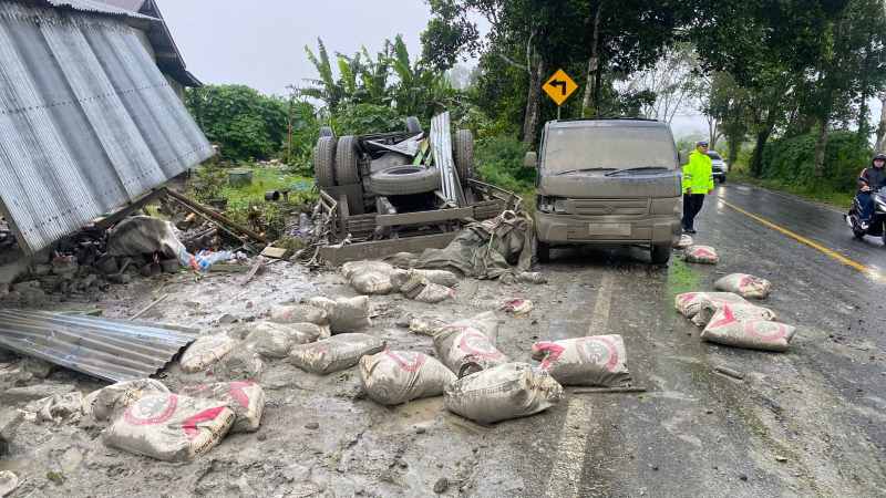 MUATAN BERHAMBURAN : Kecelakaan maut di Jalan Raya Sekardadi,  Susut-Kintamani, Banjar Petung, Desa Batur Tengah, Kintamani,Bangli.(Polres Bangli untuk Radar Bali)