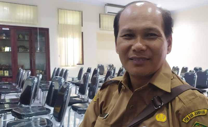TERBENTUR ANGGARAN : Kepala Dinas PUPRPKP Jembrana I Wayan Sudiarta. (m.basir/radar bali)