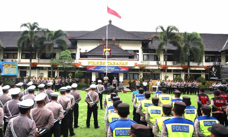 SIAPKAN OPERASI KHUSUS : Suasana aple gelar pasukan operasi (Ops) keselamatan agung 2025 di Mapolres Tabanan. (juliadi/radar bali)