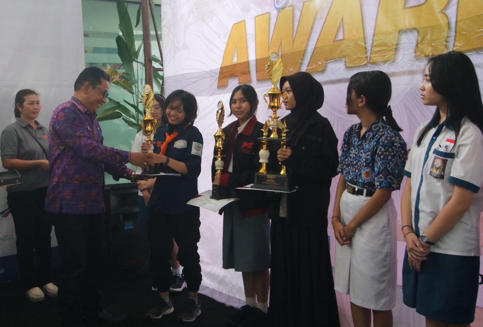 PEMENANG: Kepala Bidang Pembinaan SMA Disdikpora Bali, Ngurah Pasek Wira Kusuma menyerahkan trofi, piagam hadiah kepada para pemenang Kompetisi Jurnalistik JPRB 2025, pada 11 Februari 2025