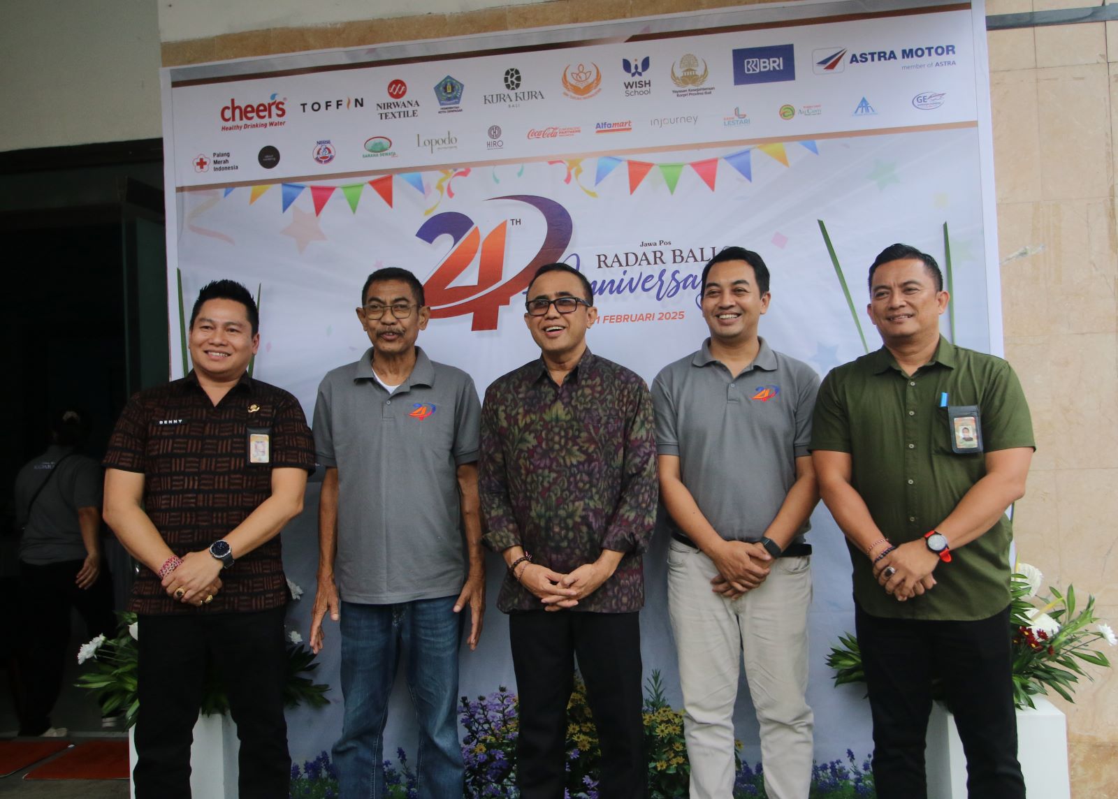 HUT RADAR: Wali Kota Denpasar IGN Jaya Negara (tengah) didampingi Direktur Jawa Pos Radar Bali Justin M. Herman (dua dari kiri) dan Wadir JPRB Ibnu Yunianto (dua dari kanan) saat foto bersama,.