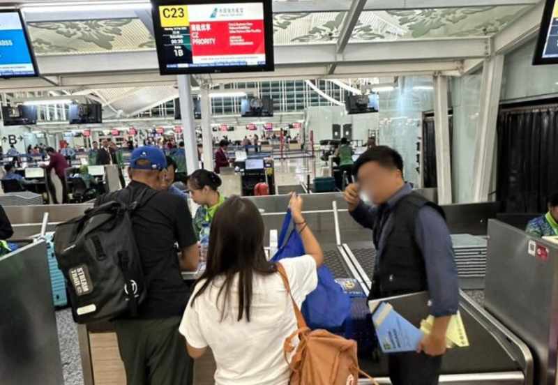 Dua WNA dideportasi Kantor Imigrasi Singaraja lantaran menyalahgunakan izin tinggal. Dengan memanfaatkan visa liburan, mereka bekerja sebagai instruktur selam. (foto: Kantor Imigrasi Singaraja)