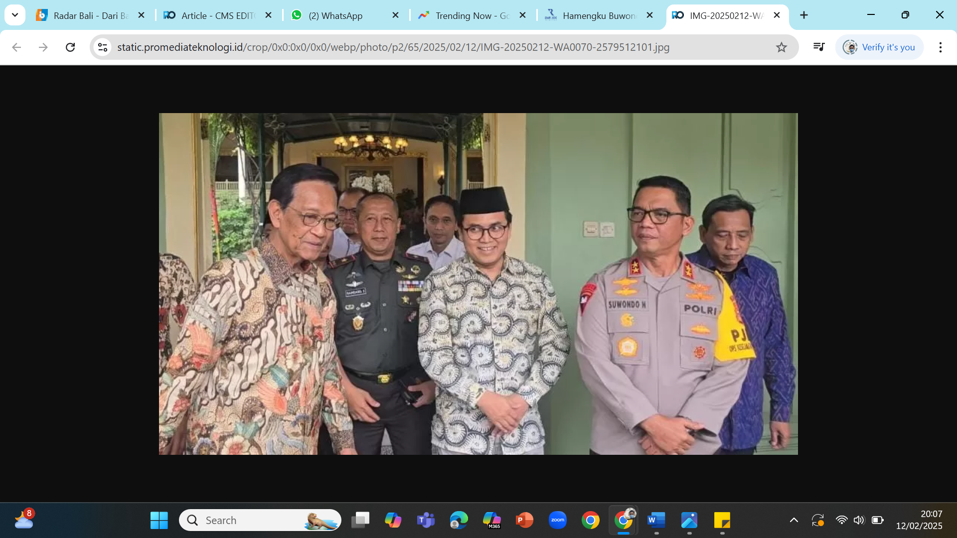 DINGINKAN SITUASI - Gubernur Hamengku Buwono X, Kapolda DIY Suwondo Nainggolan,  dan Komunitas Keluarga Madura Yogyakarta pasca audiensi di Kompleks Kepatihan, Jogja, Rabu, 12 Februari 2025.