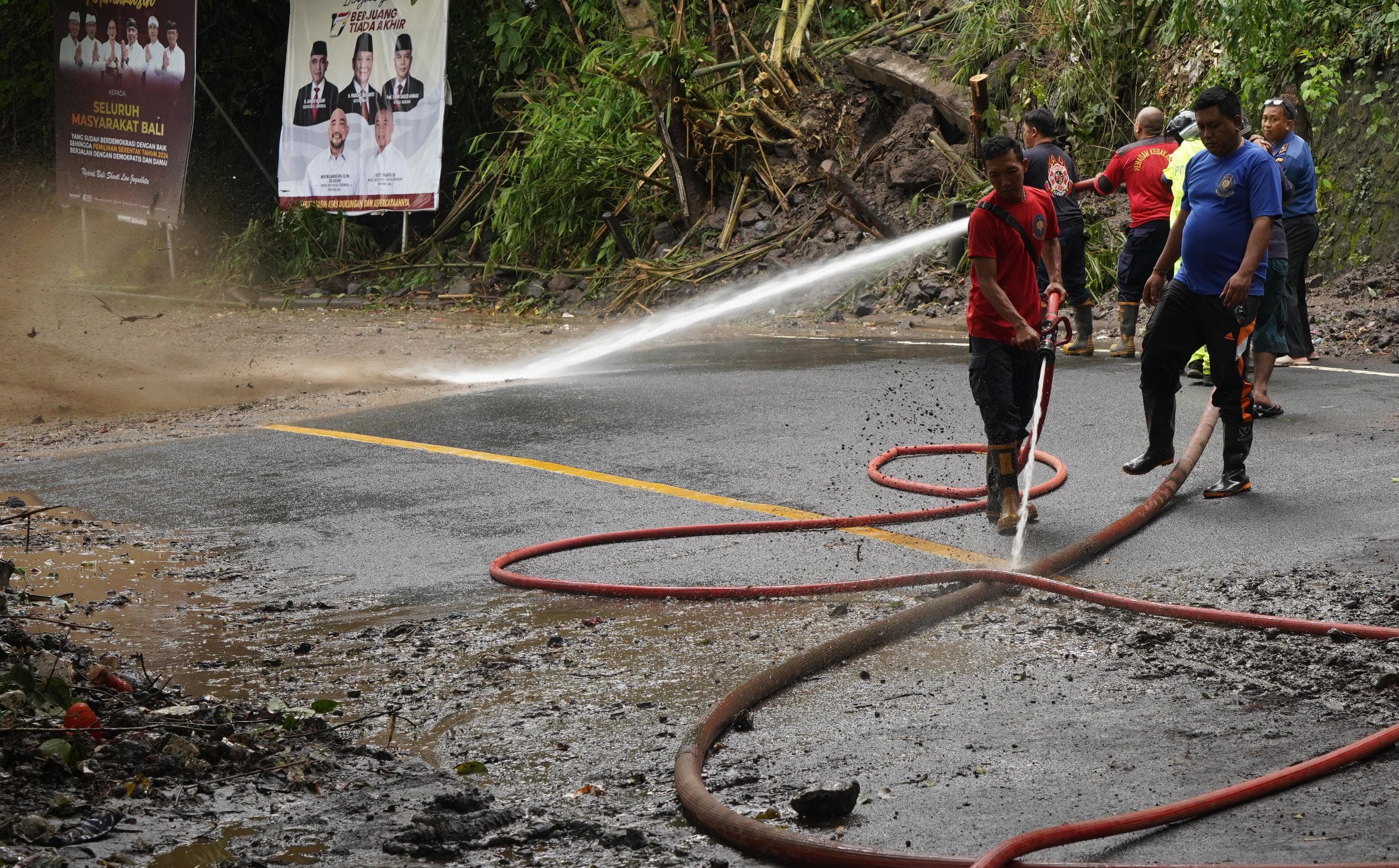 LONGSOR : Kawasan sebelah timur jembatan Tukad Melangit, Desa Tusan, Kecamatan Banjarangkan, longsor. (Foto: Humas Polres Klungkung)