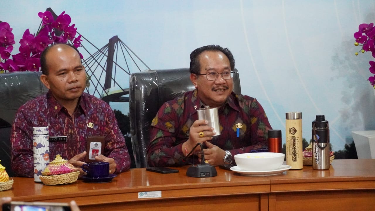 VIRALKAN!: Kadiskominfos Bali Gede Pramanan dan Plt DLHK Bali Made Rentin menjelaskan soal kebijakan wajib tumbler (11/2/2025)