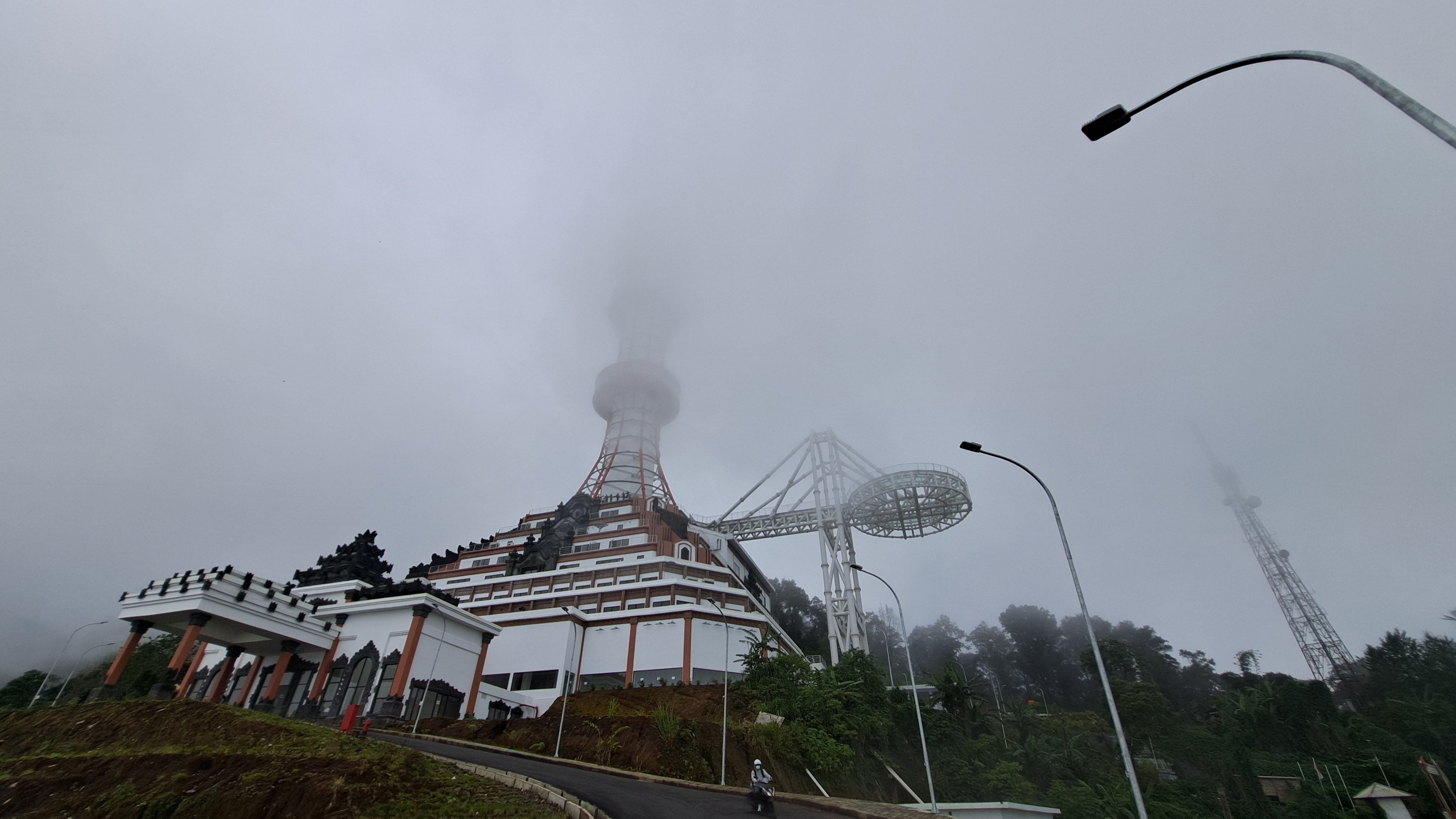 MENARA TURYAPADA: Andalan baru wisata Buleleng. (francelino junior/radar bali)