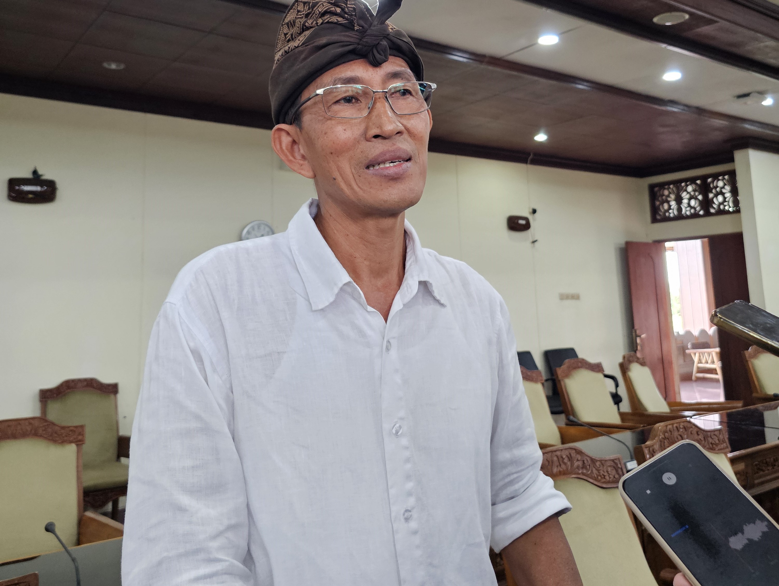 Community Director Fins Club I Wayan Asrama saat diwawancarai awak media di DPRD Bali, Kamis 13 Februari 2025
