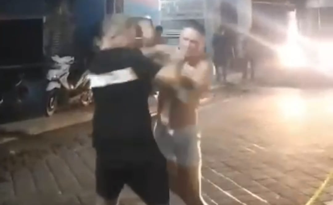 SALING BOGEM: Baku Hantam sesama bule pecah di Jalan Legian, Kuta, Badung.