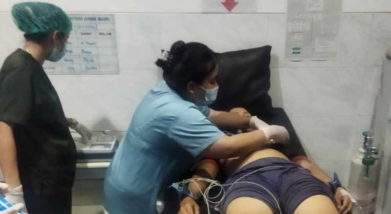 SEMPAT DIRAWAT : Korban sempat mendapatkan perawatan oleh tim medis di salah satu klinik, sebelum akhirnya dinyatakan meninggal dunia.(istimewa)