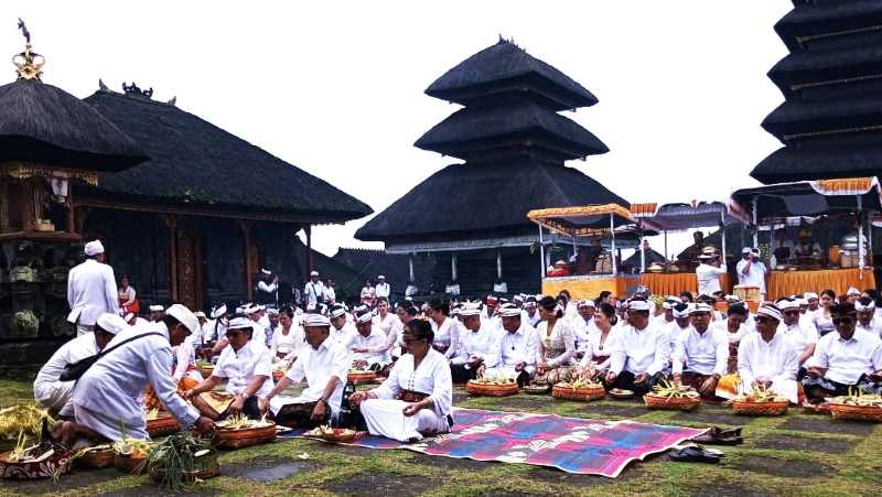 MEJAYA JAYA : Gubernur dan Wakil Gubernur beserta Bupati, Wakil Bupati dan Wali Kota se Bali saat ritual mejaya-jaya di Pura Agung Besakih, Rabu (12/2). (Foto zulfika Rahman/Radar Bali)
