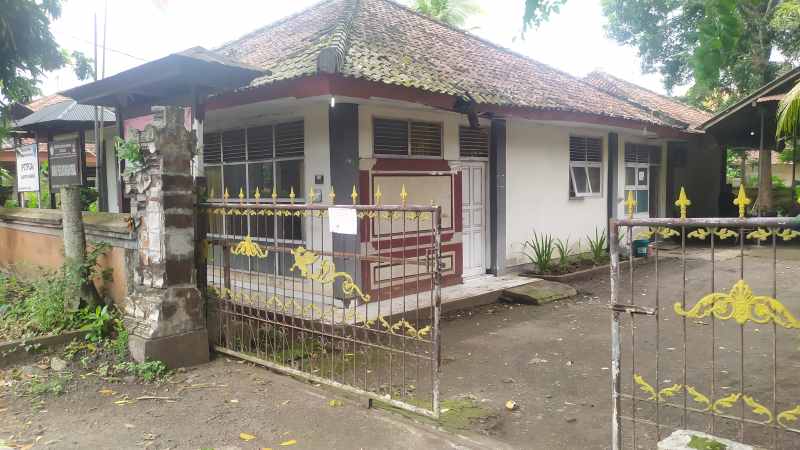 MASIH SEADANYA: Rumah singgah sementara bekas kantor dinas sosial digunakan untuk rumah singgah ODGJ. (m.basir/radar bali)