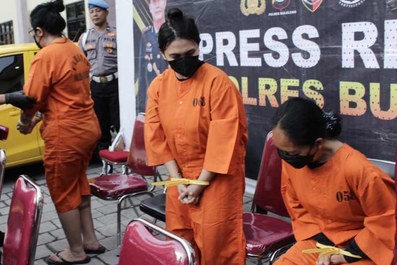 BENGIS KARENA KORBAN MENUNGGAK UTANG   : Tersangka Oky (kiri), Intan (tengah), dan Leni (kanan). Trio macan ini membunuh korban Pande akibat utang Rp 5,6 miliar dan Rp 60 juta. (francelino junior/rb)