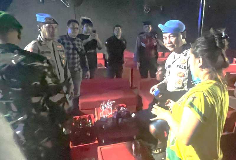GELAR RAZIA : Polres dan Kodim 1610/Klungkung menggelar patroli gabungan di tempat hiburan malam di Klungkung. (Foto: Humas Polres Klungkung)